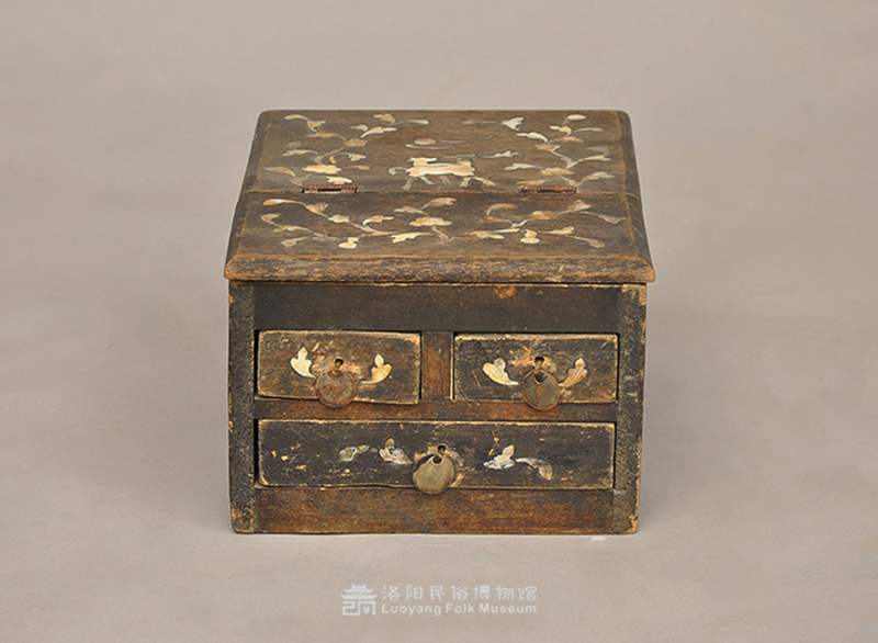 镶嵌螺钿木梳妆盒