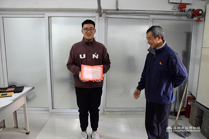 2019年11月15日，洛阳市民何宇龙先生向我馆捐赠了家传的钱币、铜元等8件民俗文物，.jpg