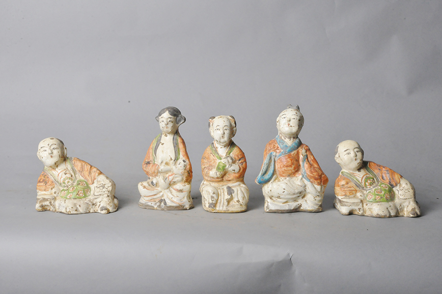 红绿彩人物瓷塑