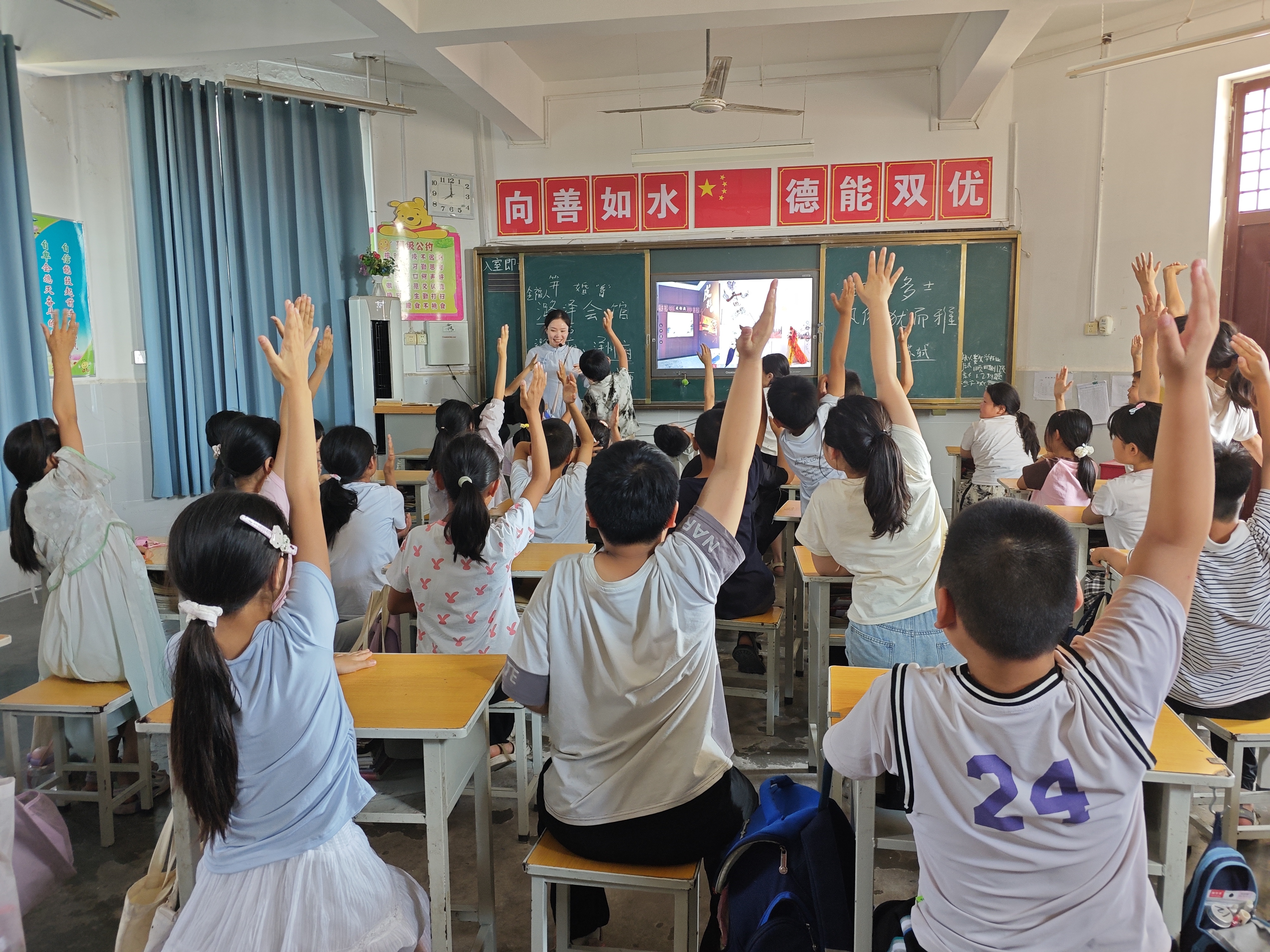 1781592573483499.jpg 举手.jpg